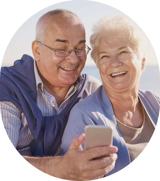 pareja-senior-en-la-playa-la-jubilacion-y-el-concepto-de-vacaciones-de-verano (2) 1